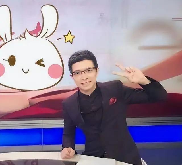 央视“最幽默”的新闻主播，2次高考复读，43岁仍未婚
