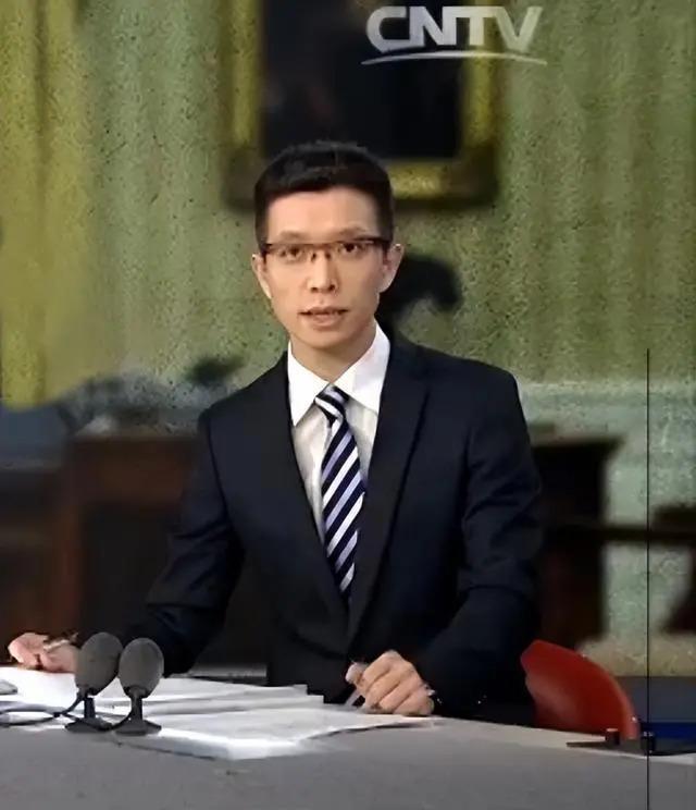 央视“最幽默”的新闻主播，2次高考复读，43岁仍未婚
