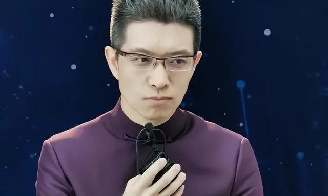 央视“最幽默”的新闻主播，2次高考复读，43岁仍未婚