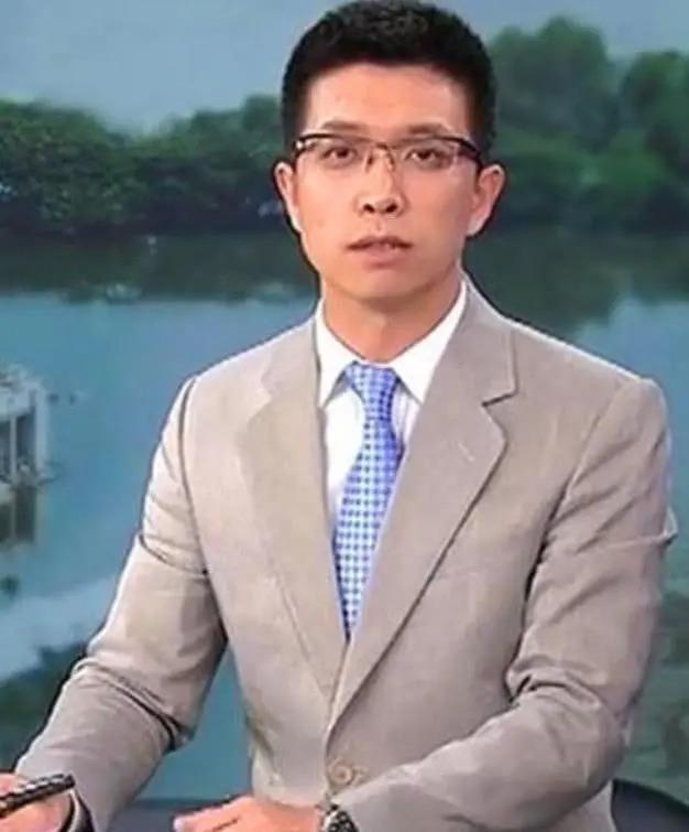 央视“最幽默”的新闻主播，2次高考复读，43岁仍未婚