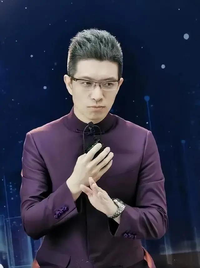 央视“最幽默”的新闻主播，2次高考复读，43岁仍未婚