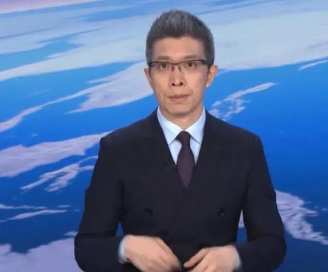 央视“最幽默”的新闻主播，2次高考复读，43岁仍未婚