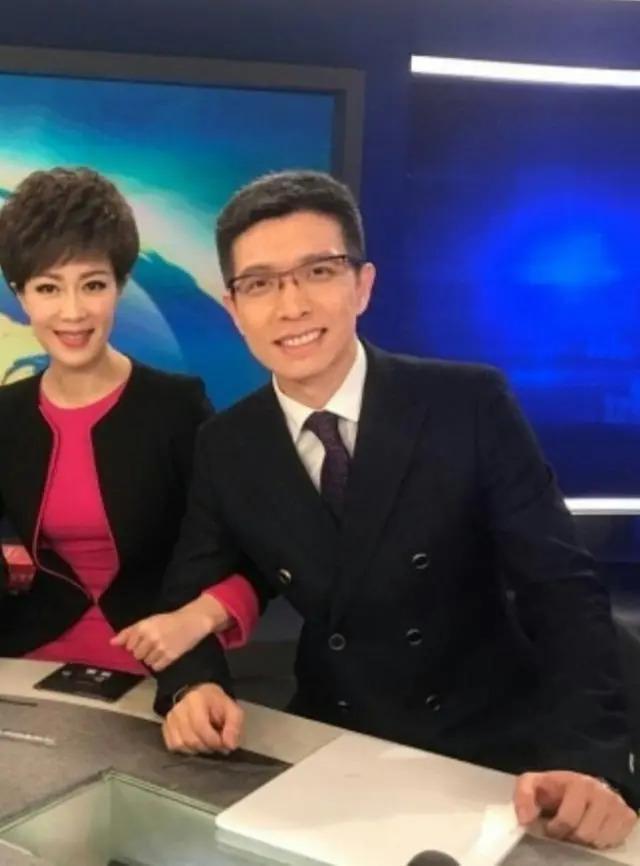 央视“最幽默”的新闻主播，2次高考复读，43岁仍未婚