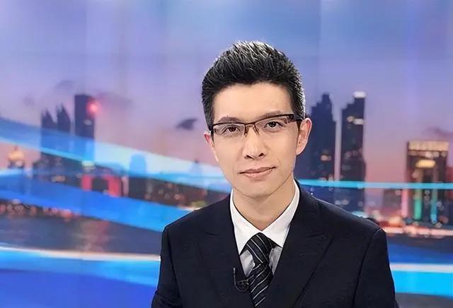 央视“最幽默”的新闻主播，2次高考复读，43岁仍未婚