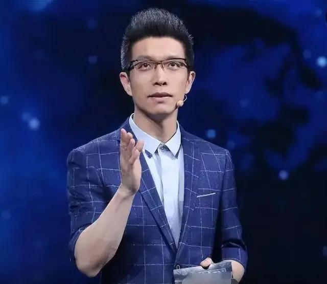 央视“最幽默”的新闻主播，2次高考复读，43岁仍未婚