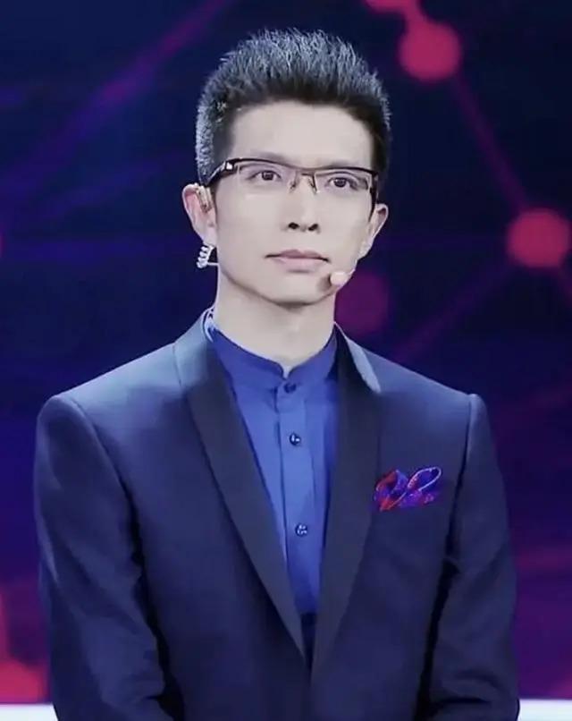 央视“最幽默”的新闻主播，2次高考复读，43岁仍未婚