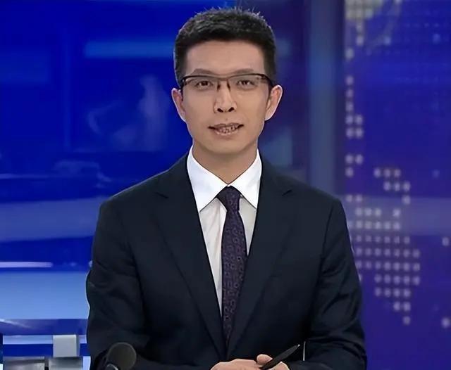 央视“最幽默”的新闻主播，2次高考复读，43岁仍未婚