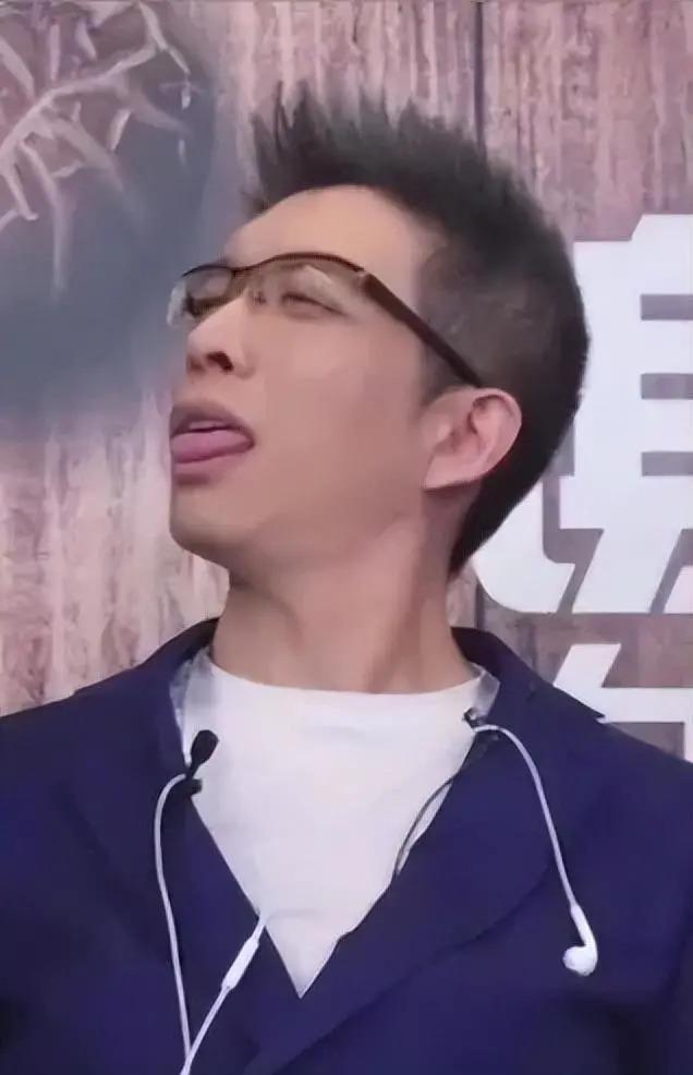 央视“最幽默”的新闻主播，2次高考复读，43岁仍未婚