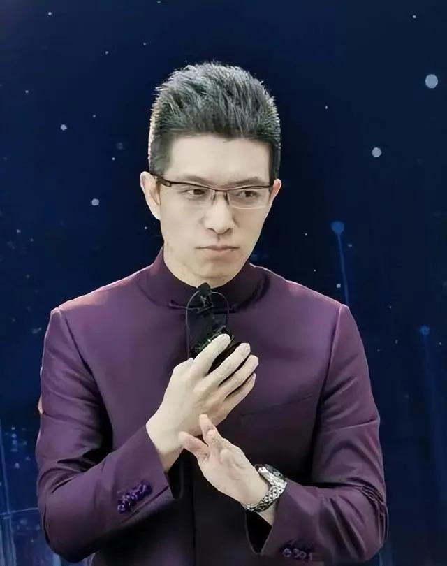 央视“最幽默”的新闻主播，2次高考复读，43岁仍未婚
