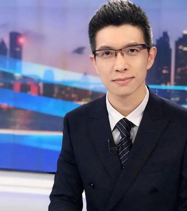 央视“最幽默”的新闻主播，2次高考复读，43岁仍未婚