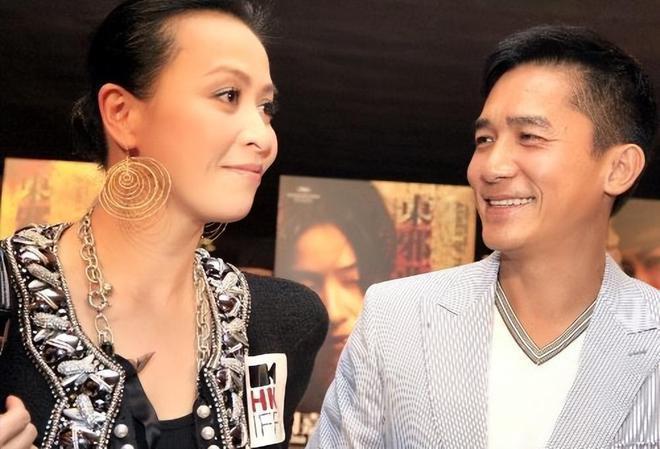 梁朝伟刘嘉玲参加活动穿衣像俩季节，影帝穿棉裤