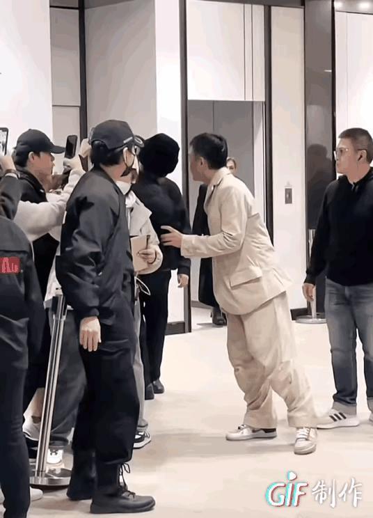 梁朝伟刘嘉玲参加活动穿衣像俩季节，影帝穿棉裤