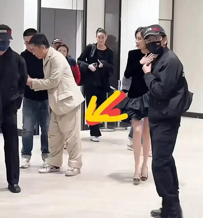 梁朝伟刘嘉玲参加活动穿衣像俩季节，影帝穿棉裤