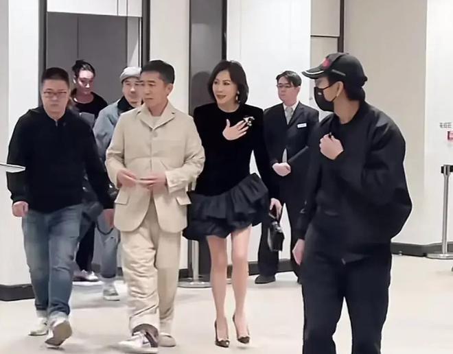 梁朝伟刘嘉玲参加活动穿衣像俩季节，影帝穿棉裤