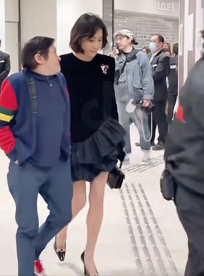 梁朝伟刘嘉玲参加活动穿衣像俩季节，影帝穿棉裤