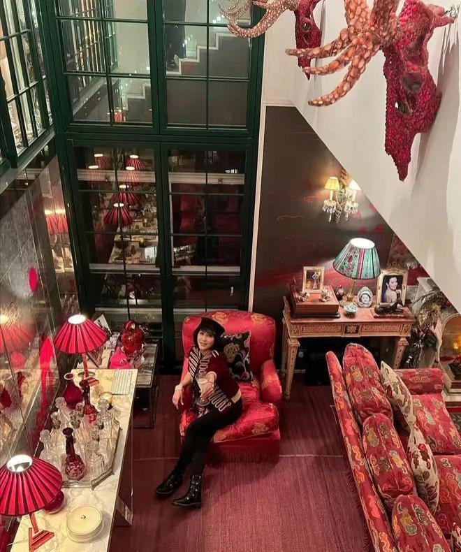 梁朝伟刘嘉玲参加活动穿衣像俩季节，影帝穿棉裤