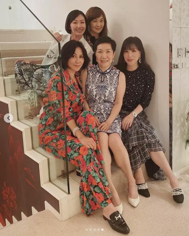 梁朝伟刘嘉玲参加活动穿衣像俩季节，影帝穿棉裤