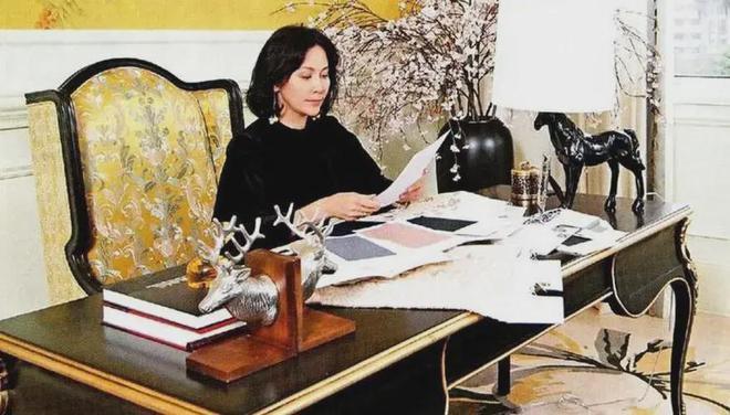 梁朝伟刘嘉玲参加活动穿衣像俩季节，影帝穿棉裤