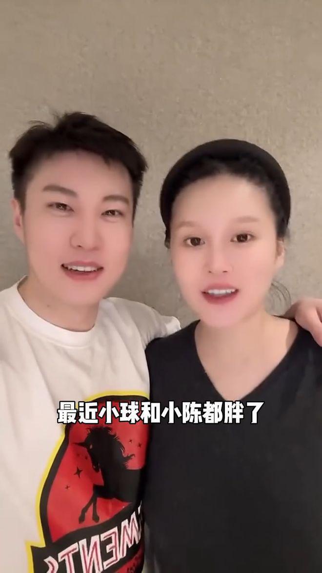 赵本山女儿挺孕肚和老公同框出镜 透露一周内产子