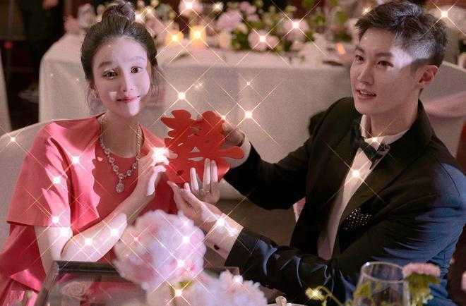 赵本山女儿挺孕肚和老公同框出镜 透露一周内产子