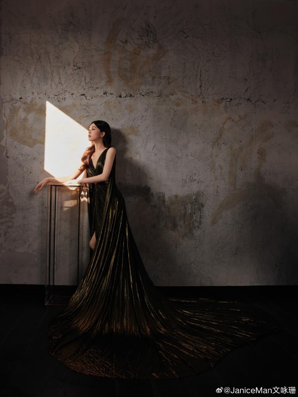 文咏珊穿V领礼服好身材吸睛 不惧镜头怼脸