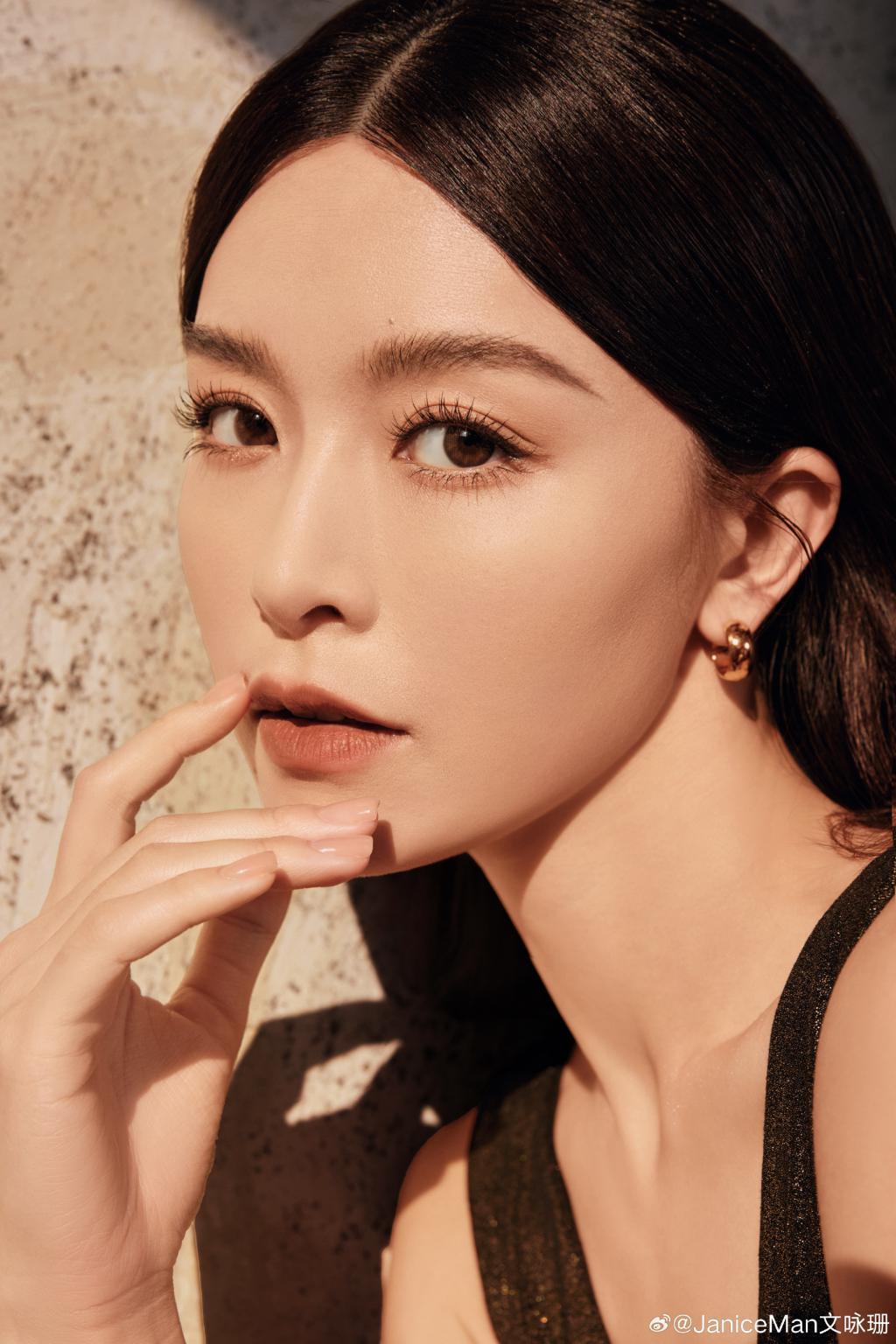 文咏珊穿V领礼服好身材吸睛 不惧镜头怼脸