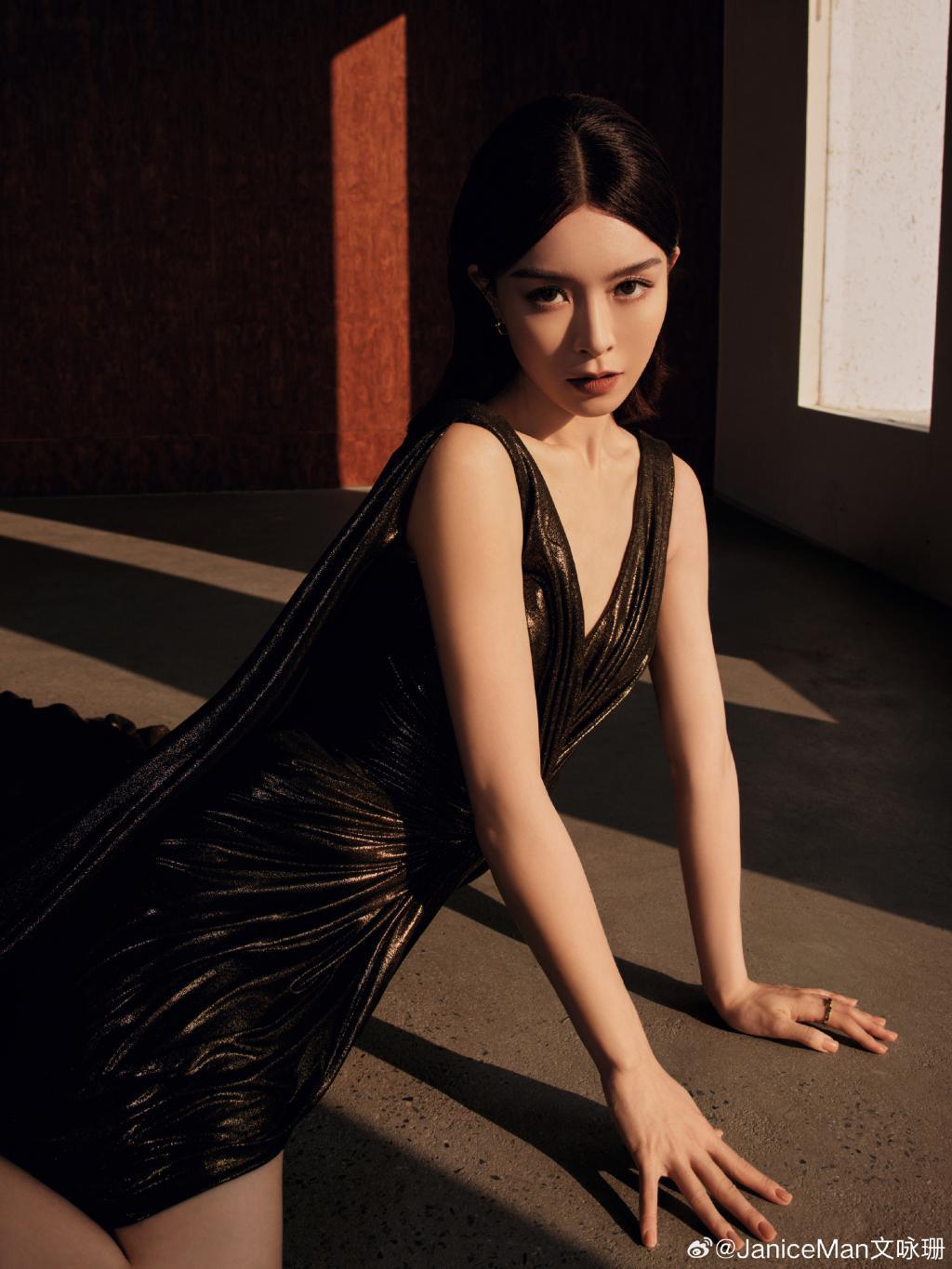 文咏珊穿V领礼服好身材吸睛 不惧镜头怼脸