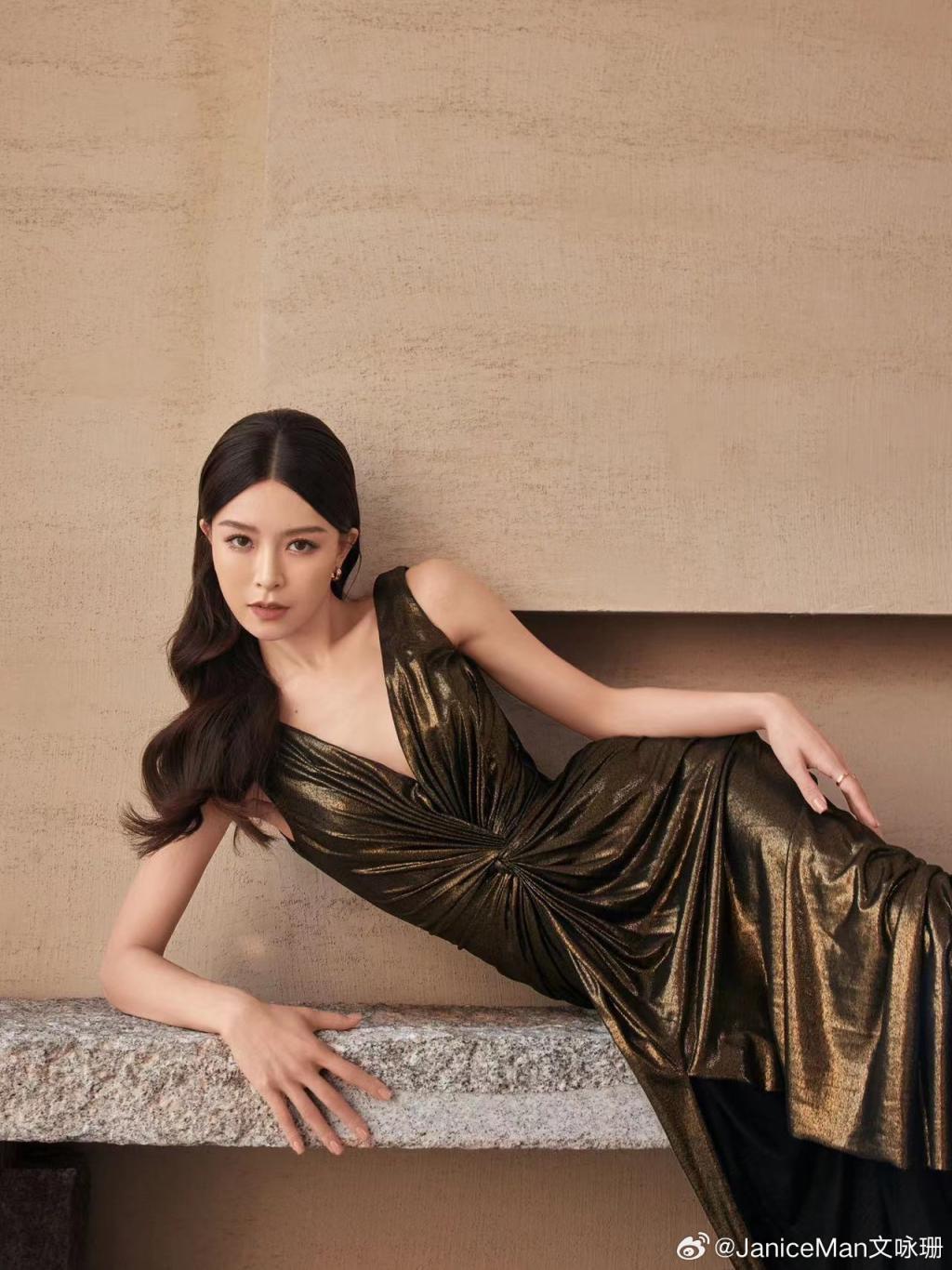 文咏珊穿V领礼服好身材吸睛 不惧镜头怼脸