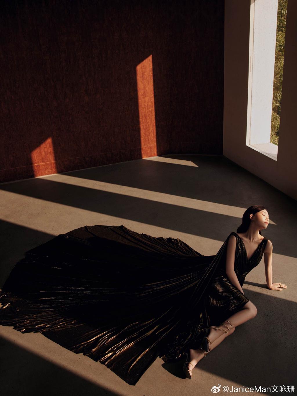 文咏珊穿V领礼服好身材吸睛 不惧镜头怼脸