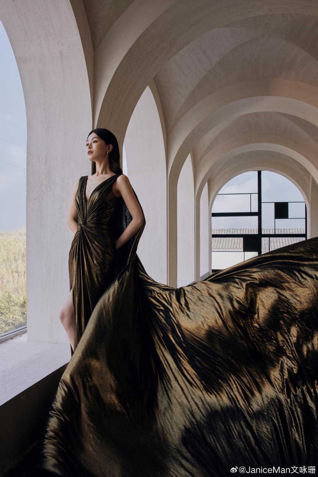 文咏珊穿V领礼服好身材吸睛 不惧镜头怼脸