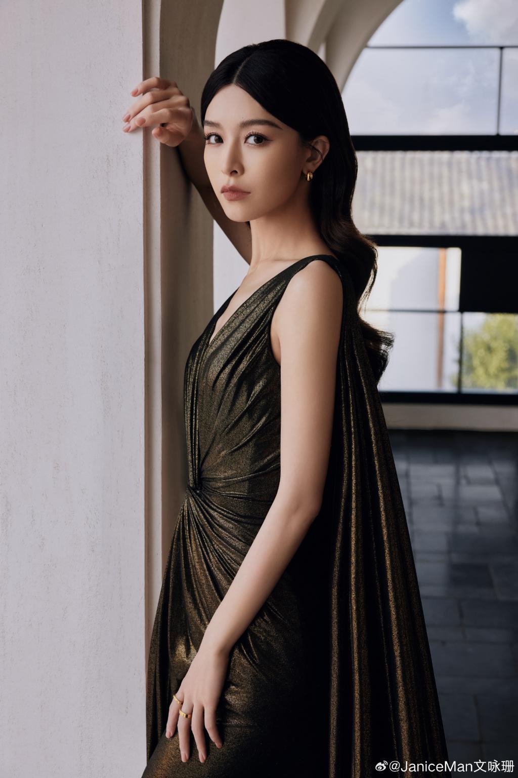 文咏珊穿V领礼服好身材吸睛 不惧镜头怼脸