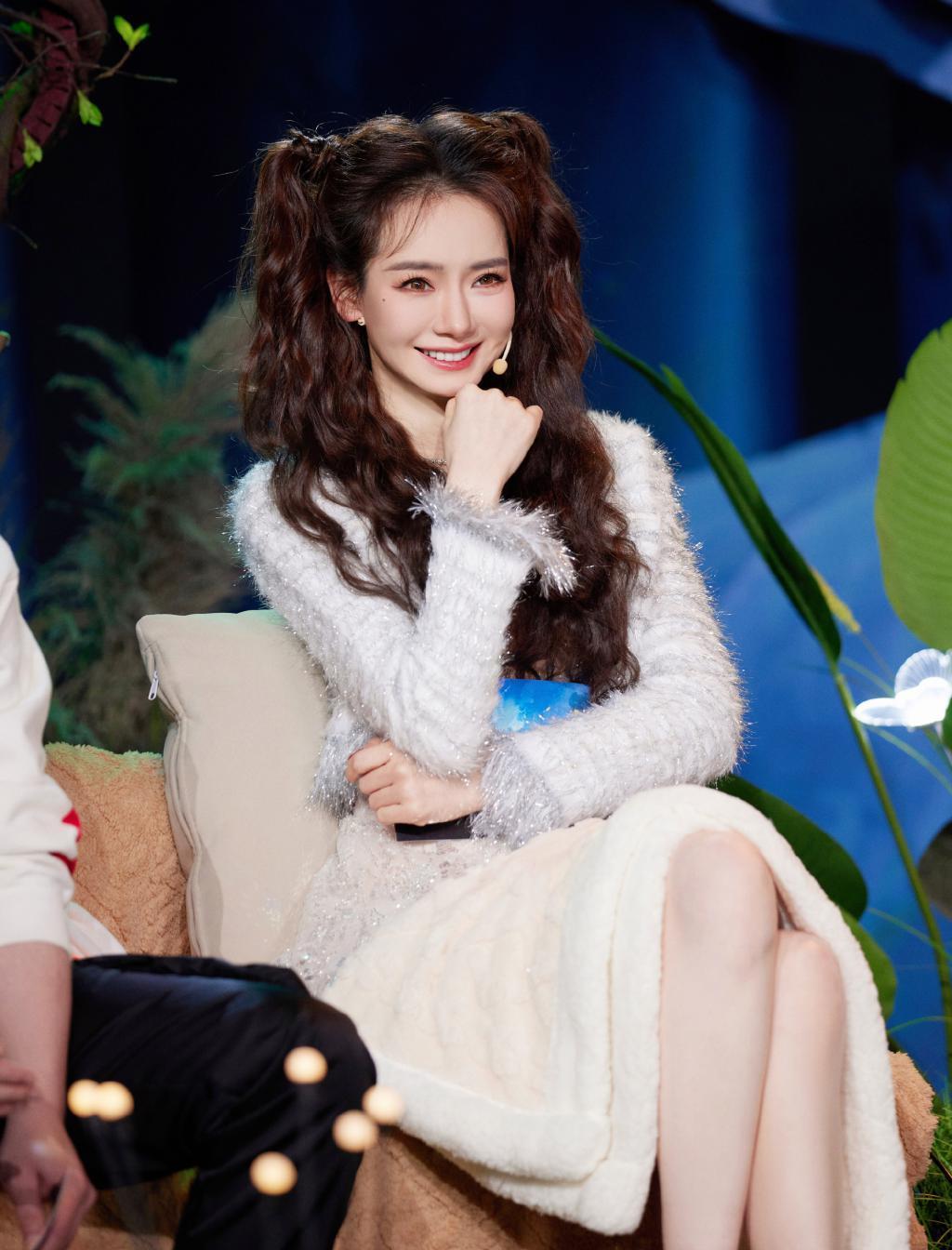 戚薇扎双马尾青春靓丽 笑容灿烂迷人