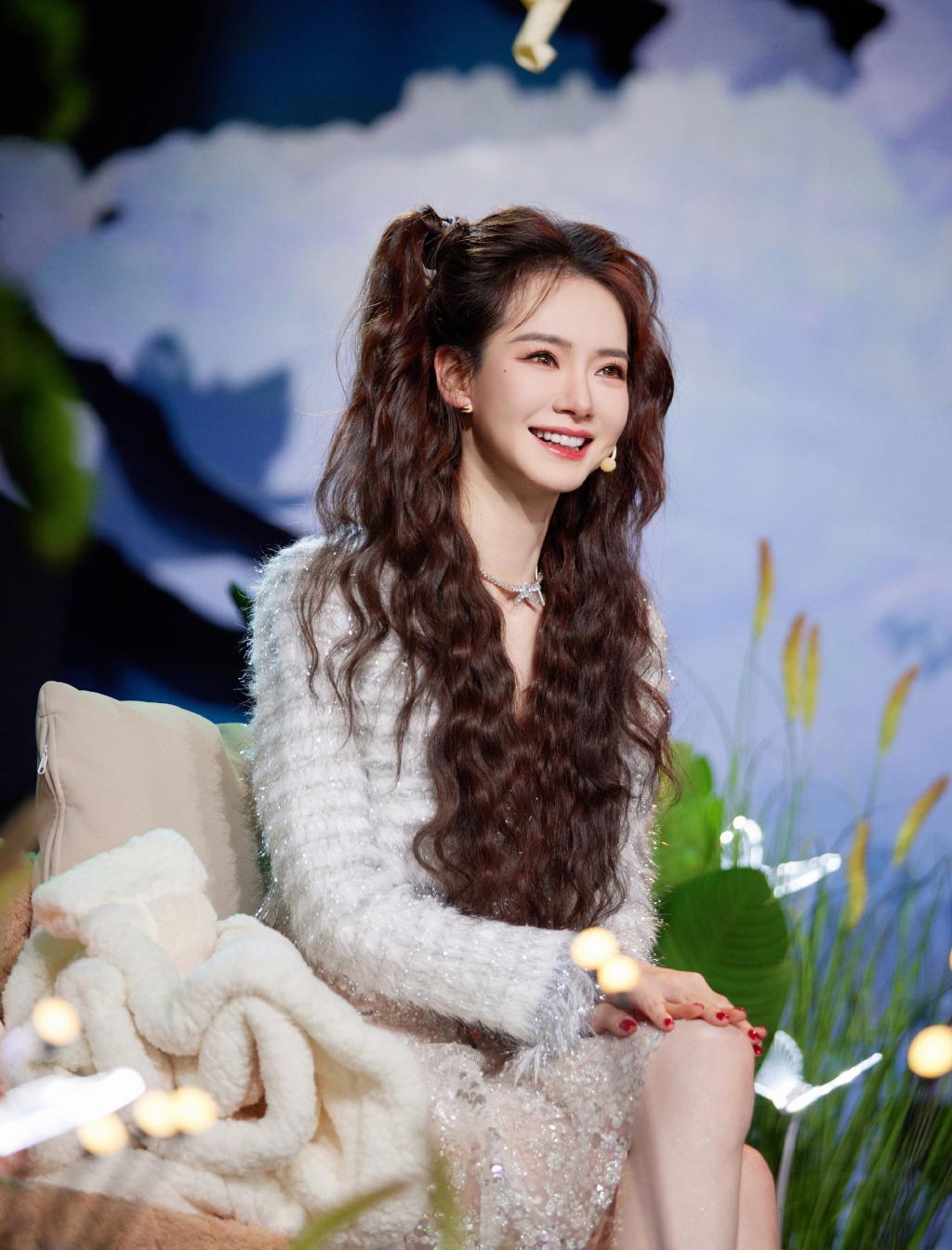 戚薇扎双马尾青春靓丽 笑容灿烂迷人