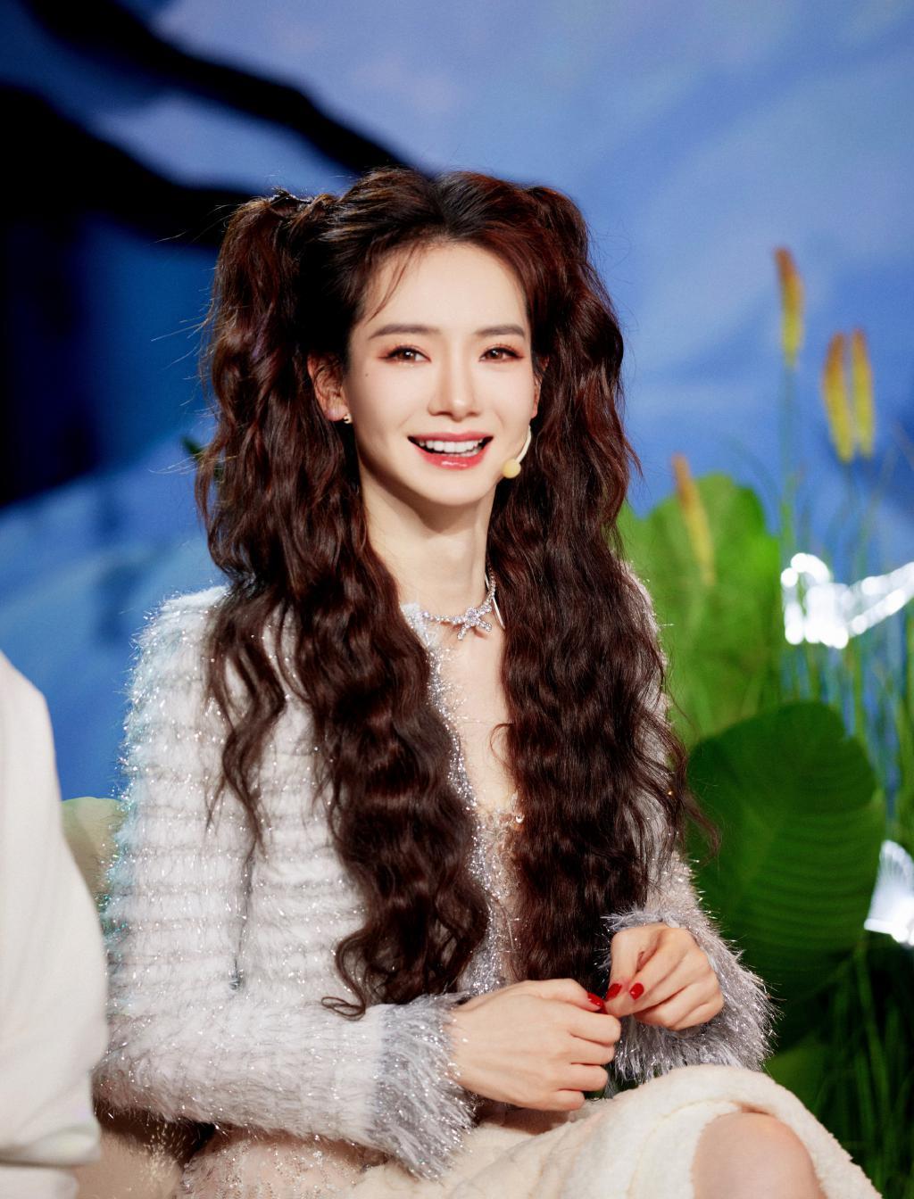 戚薇扎双马尾青春靓丽 笑容灿烂迷人