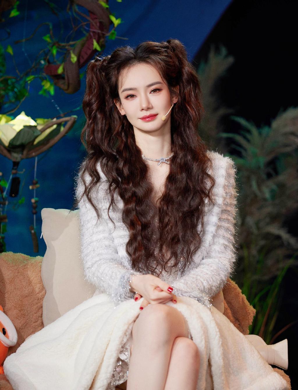 戚薇扎双马尾青春靓丽 笑容灿烂迷人