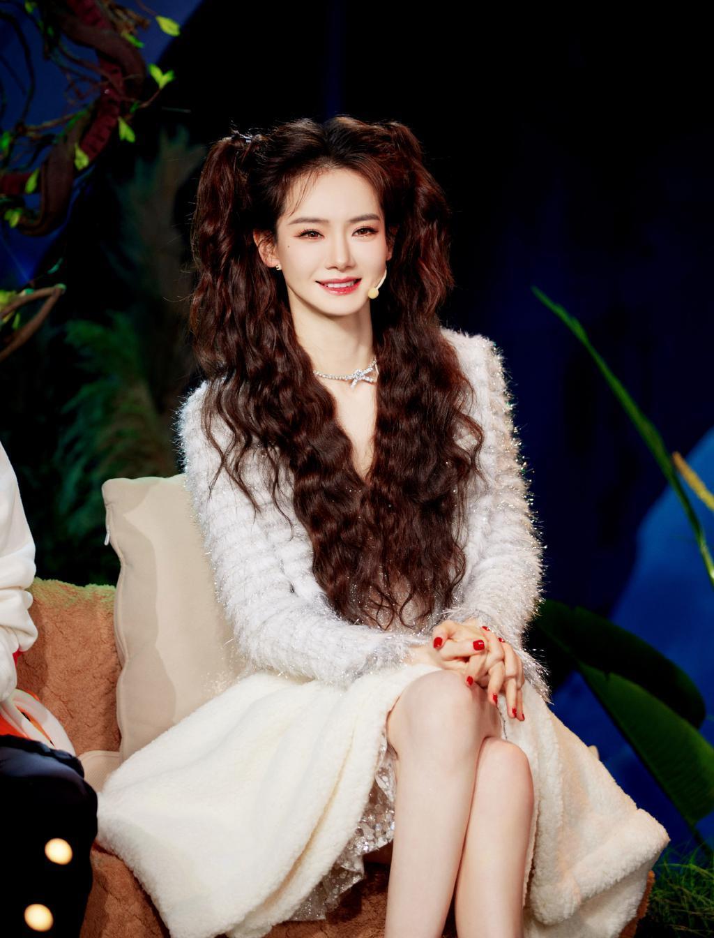 戚薇扎双马尾青春靓丽 笑容灿烂迷人