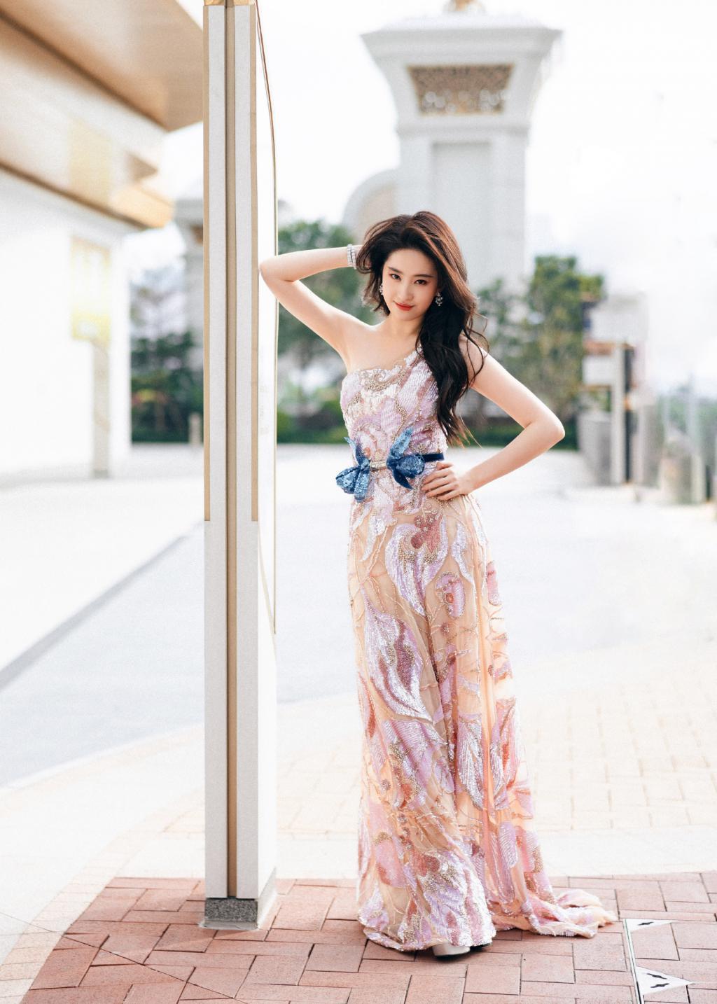 刘亦菲穿斜肩亮片裙露香肩 凹造型尽显气场