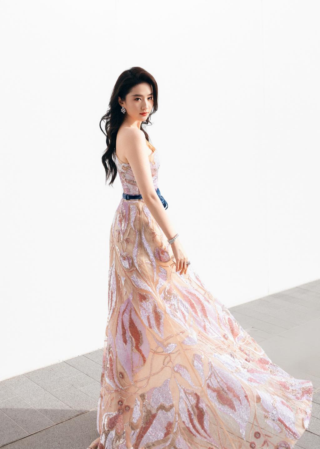 刘亦菲穿斜肩亮片裙露香肩 凹造型尽显气场