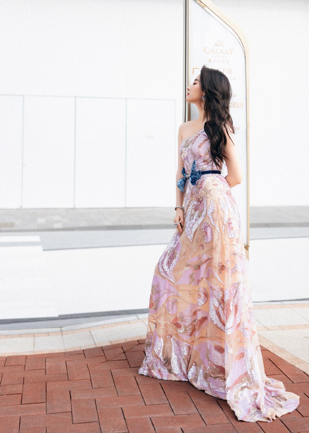 刘亦菲穿斜肩亮片裙露香肩 凹造型尽显气场