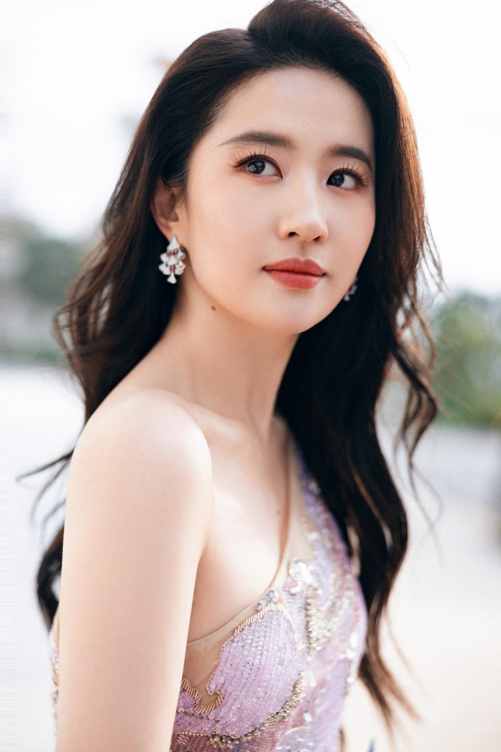 刘亦菲穿斜肩亮片裙露香肩 凹造型尽显气场