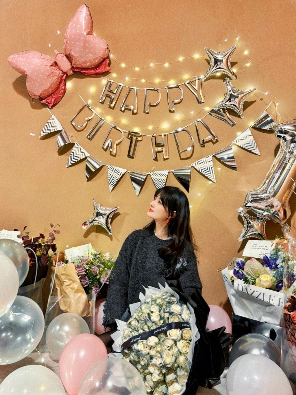 徐璐庆生照曝光 捧蛋糕被鲜花围绕好幸福