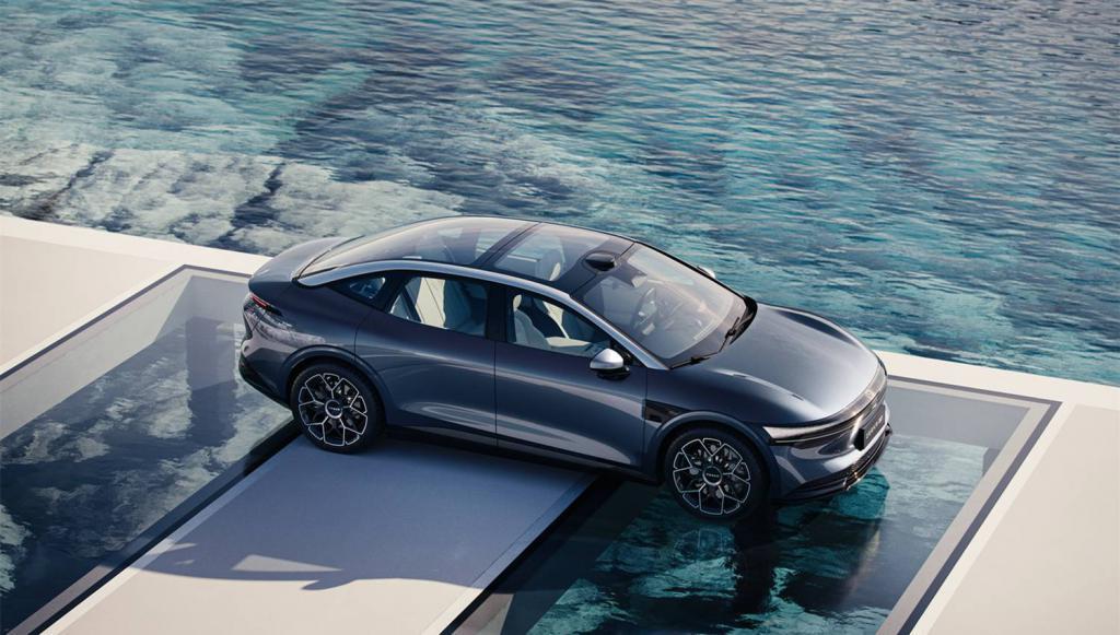 极氪 007 挥出最强一拳，朝着小米 SU7 面门打去