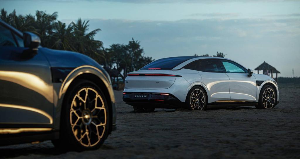 极氪 007 挥出最强一拳，朝着小米 SU7 面门打去