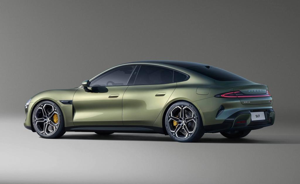 极氪 007 挥出最强一拳，朝着小米 SU7 面门打去