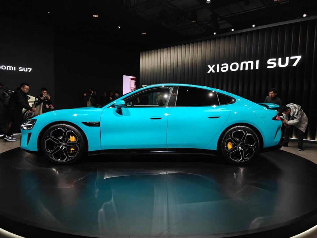 极氪 007 挥出最强一拳，朝着小米 SU7 面门打去