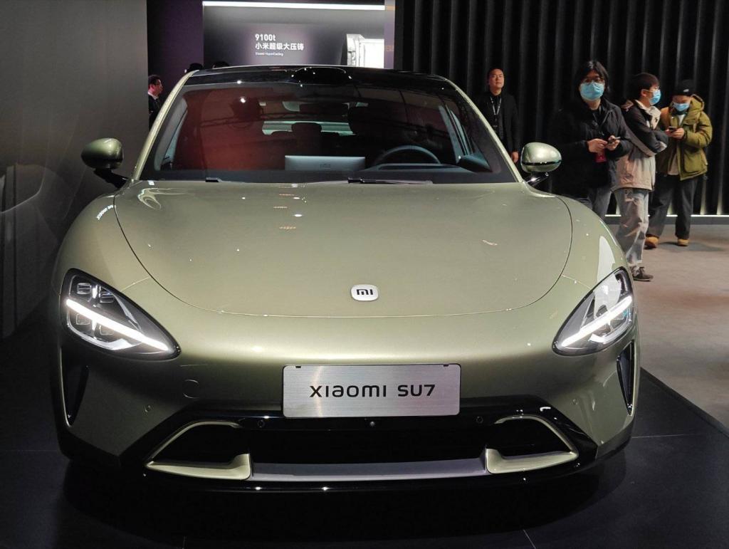 极氪 007 挥出最强一拳，朝着小米 SU7 面门打去