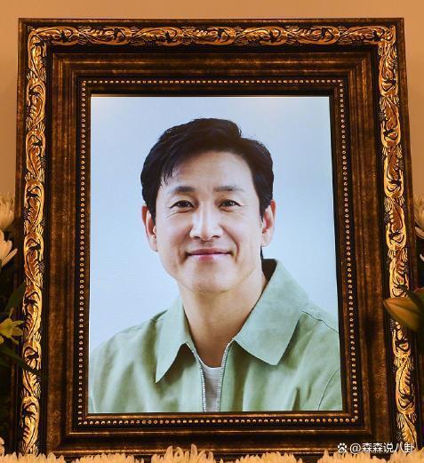 李善均出殡，长子捧遗照妻子哭成泪人，郑雨盛孔孝真含泪送别