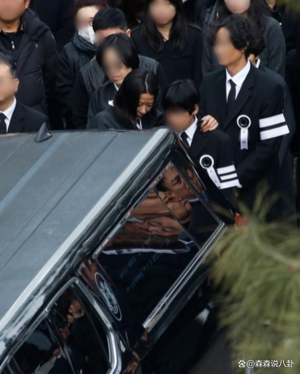 李善均出殡，长子捧遗照妻子哭成泪人，郑雨盛孔孝真含泪送别
