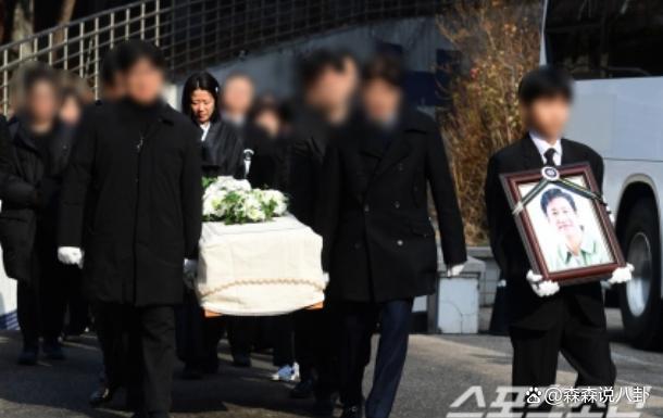 李善均出殡，长子捧遗照妻子哭成泪人，郑雨盛孔孝真含泪送别