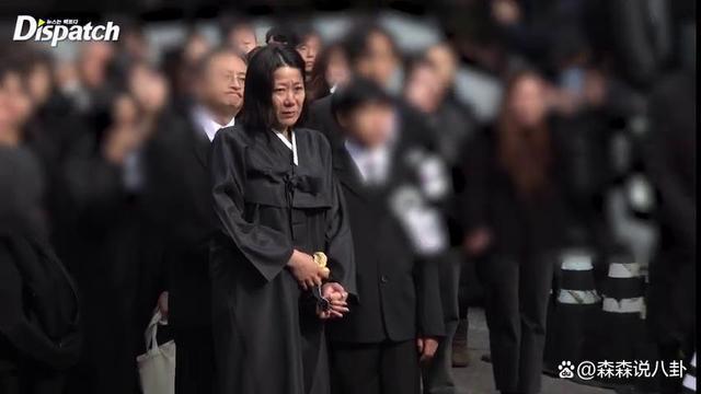 李善均出殡，长子捧遗照妻子哭成泪人，郑雨盛孔孝真含泪送别